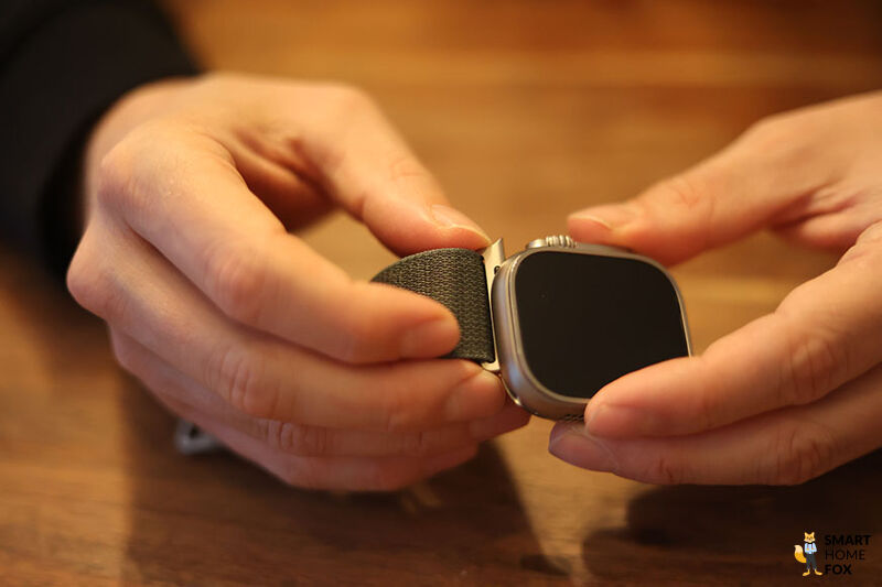 Man sieht das Wechselarmband der Apple Watch Ultra.